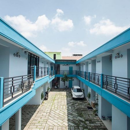 Hotel Reddoorz Syariah At Kartohardjo Madiun Extérieur photo