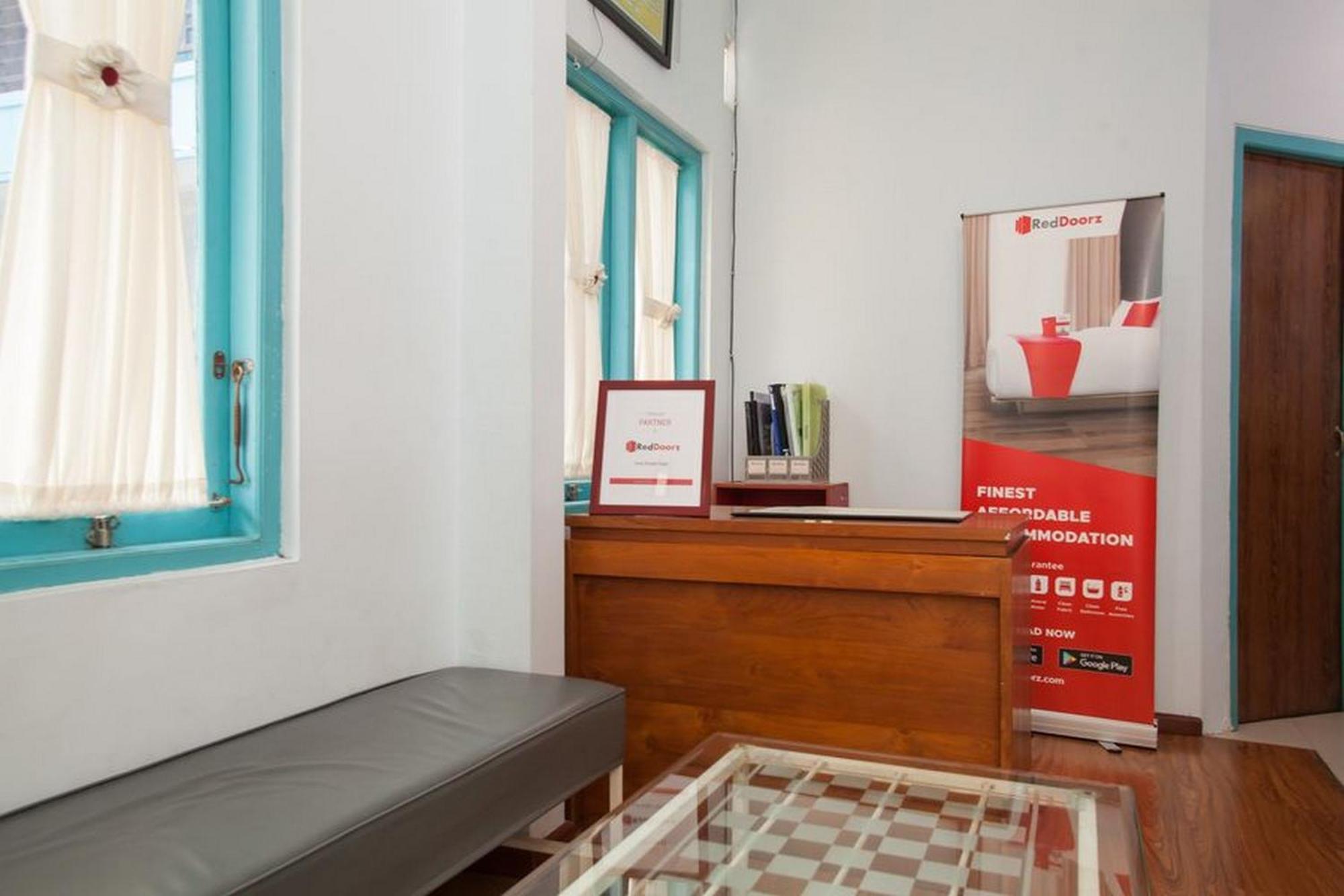 Hotel Reddoorz Syariah At Kartohardjo Madiun Extérieur photo