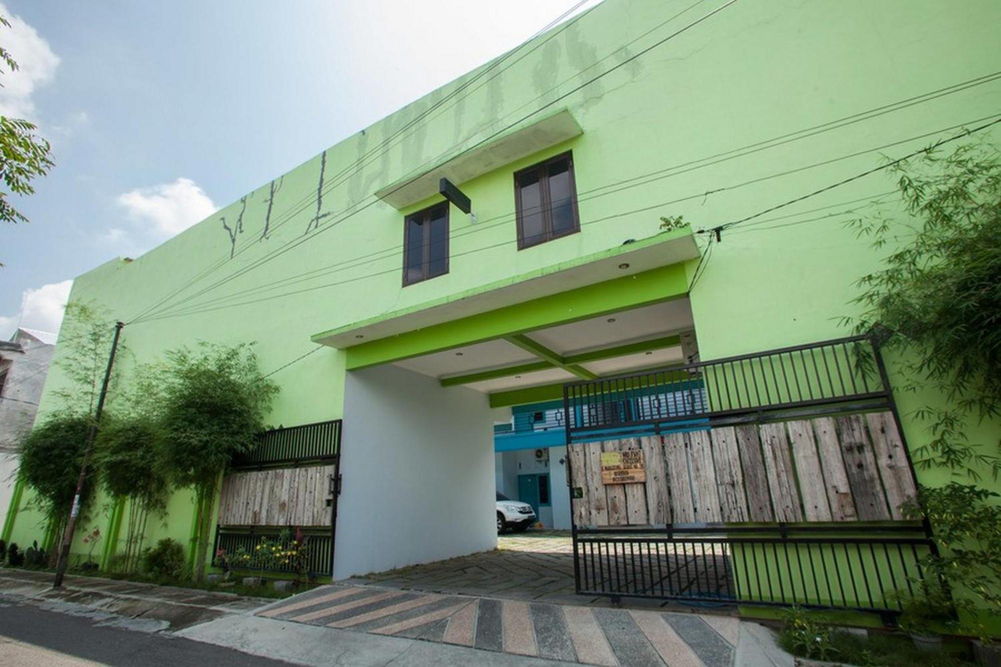 Hotel Reddoorz Syariah At Kartohardjo Madiun Extérieur photo